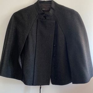 Fashionable cropped cape